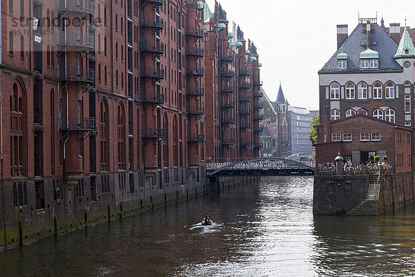 Schlauchboot auf Fleet  Speicherstadt  Hamburg  Deutschland  Europa