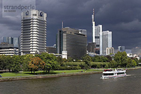 Main und Wolkenkratzer  Bankenviertel  Frankfurt am Main  Hessen  Deutschland  Europa