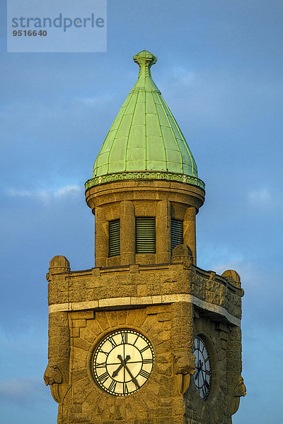 Pegelturm auch Uhren- und Glockenturm an den St. Pauli Landungsbrücken  Hamburg  Deutschland  Europa