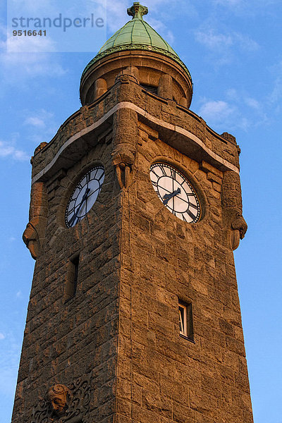 Pegelturm auch Uhren- und Glockenturm an den St. Pauli Landungsbrücken  Hamburg  Deutschland  Europa