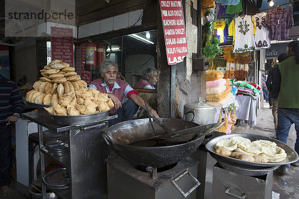 Imbissstube mit Verkäufer auf dem Markt Chandni Chowk  Delhi  Indien  Asien