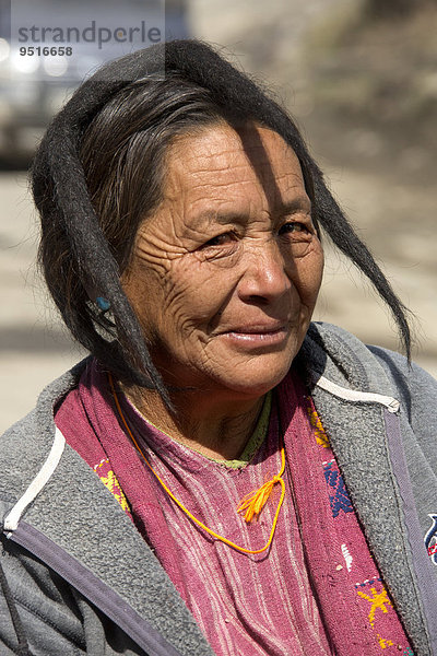 Frau  typische Kopfbedeckung  Arunachal Pradesh  Indien  Asien