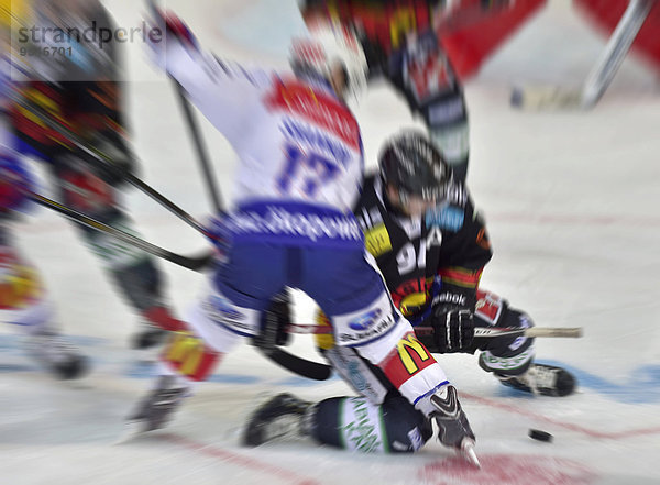 Zweikampf im Eishockey  Wischbild  Bern  Schweiz  Europa