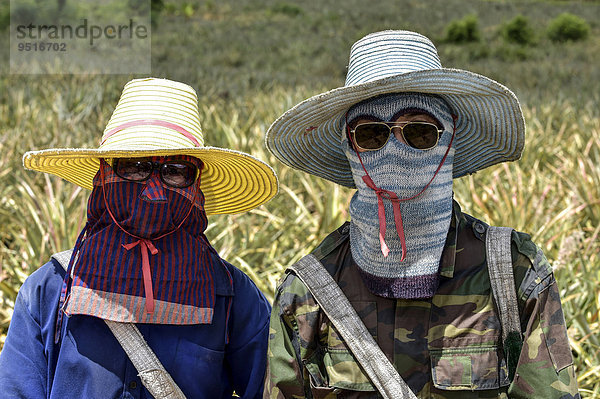 Frau und Mann mit Sonnenschutzkleidung  Hua Hin  Thailand  Asien