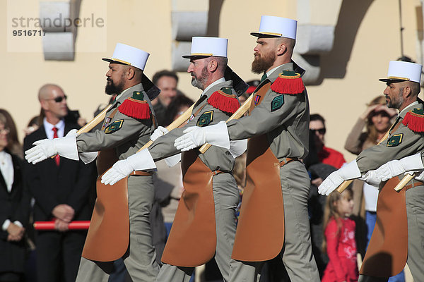 Parade vor dem Fürstenpalast  Nationalfeiertag Fête du Prince  Fürstentum Monaco