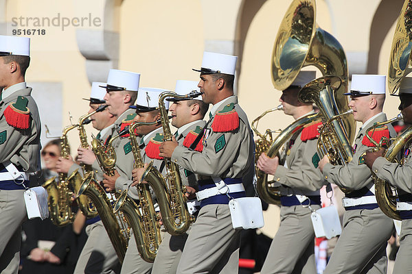 Militärmusikkapelle  Parade vor dem Fürstenpalast  Nationalfeiertag Fête du Prince  Fürstentum Monaco