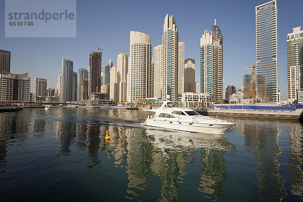 Yacht vor den Wolkenkratzern der Dubai Marina  Dubai  Vereinigte Arabische Emirate  Asien