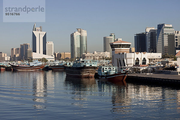 Dhow-Hafen und Hochhäuser am Creek  Dubai  Emirat Dubai  Vereinigte Arabische Emirate  Asien