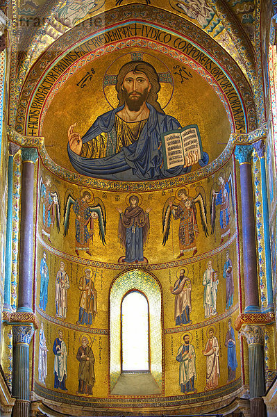Byzantinische Mosaiken von Christus Pantokrator  Maria und den Aposteln  Kathedrale von Cefalù  Cefalù  Sizilien  Italien  Europa