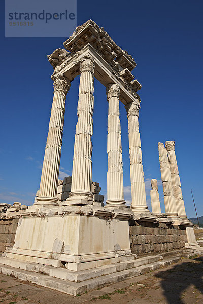 Säulen  griechisch-römisches Trajaneum  archäologische Stätte Pergamon  UNESCO Weltkulturerbe  Bergama  Türkei  Asien
