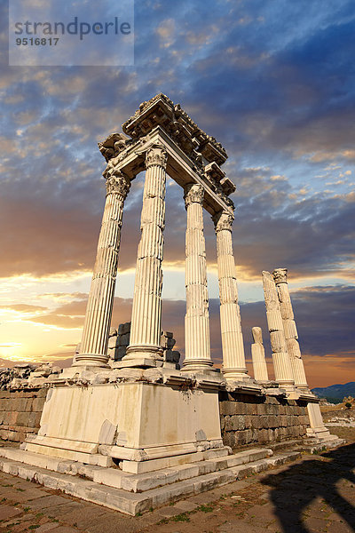 Säulen  griechisch-römisches Trajaneum  archäologische Stätte Pergamon  UNESCO Weltkulturerbe  Bergama  Türkei  Asien