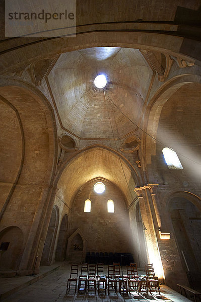 Innenraum  romanische Zisterzienserabtei Notre-Dame de Sénanque von 1148  bei Gordes  Provence-Alpes-Côte d'Azur  Frankreich  Europa