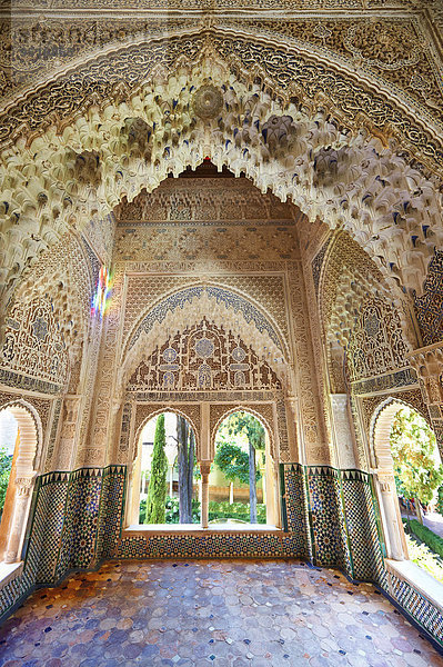 Arabeske maurischen Stalaktiten oder Muqarnas im Saal Sala de los Abencerrajes  Na?ridenpaläste  Alhambra  Granada  Andalusien  Spanien  Europa