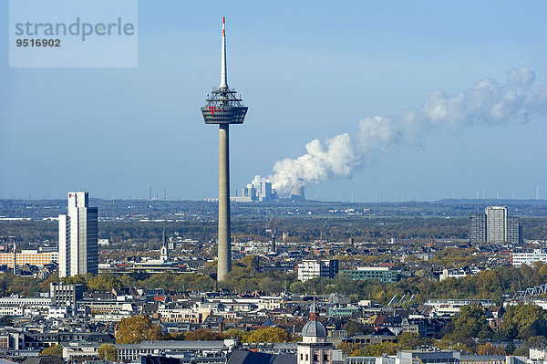 Fernmeldeturm der Telekom Colonius  hinten RWE Kohlekraftwerk Niederaußem  Bergheim  Köln  Nordrhein-Westfalen  Deutschland  Europa