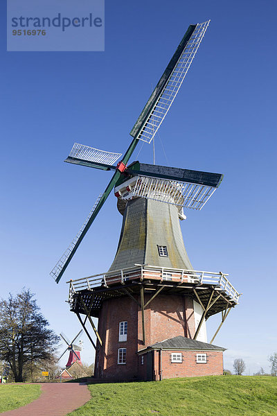 Grüne Windmühle  Greetsieler Zwillingsmühlen  Greetsiel  Krummhörn  Ostfriesland  Niedersachsen  Deutschland  Europa