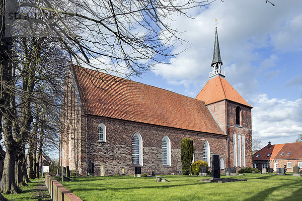 Rysumer Kirche  evangelisch-reformiert  Rundwarftendorf Rysum  Krummhörn  Ostfriesland  Niedersachsen  Deutschland  Europa