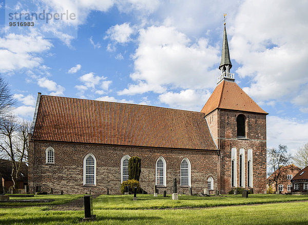 Rysumer Kirche  evangelisch-reformiert  Rundwarftendorf Rysum  Krummhörn  Ostfriesland  Niedersachsen  Deutschland  Europa