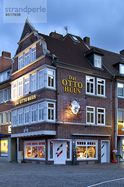 Historisches Giebelhaus  heute Dat Otto Huus des Komikers Otto Waalkes  Emden  Ostfriesland  Niedersachsen  Deutschland  Europa