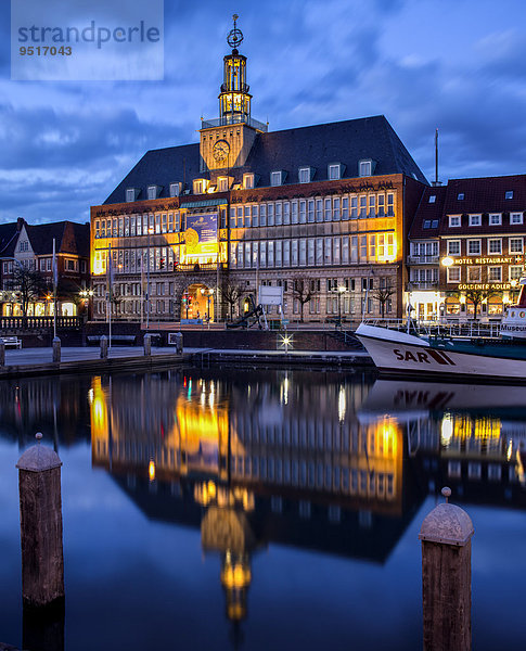 Ehemaliges Emder Rathaus am Delft  heute Ostfriesisches Landesmuseum  Emden  Ostfriesland  Niedersachsen  Deutschland  Europa