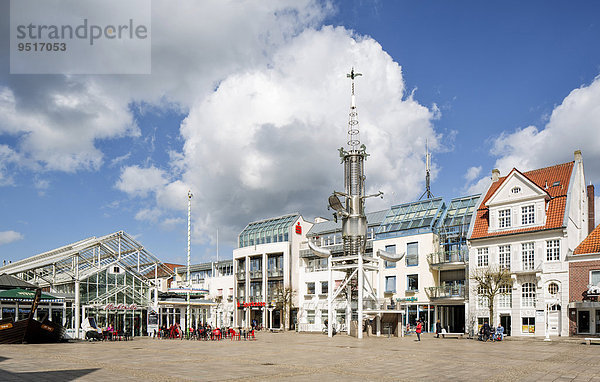 Auricher Marktplatz mit Markthalle und Kunstwerk Sous-Turm  Aurich  Ostfriesland  Niedersachsen  Deutschland  Europa