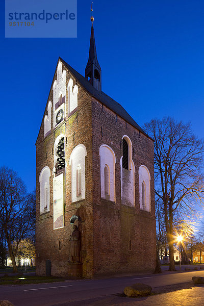 Frei stehender Glockenturm  Romanische Ludgerikirche aus dem 13. Jahrhundert  Norden  Ostfriesland  Niedersachsen  Deutschland  Europa