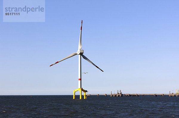 Offshore-Windkraftanlage in der Nordsee  bei Wilhelmshaven  Niedersachsen  Deutschland  Europa