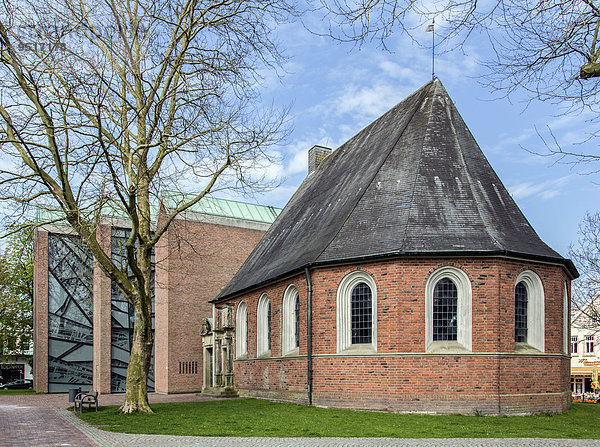 Evangelische Stadtkirche Jever aus historischen Bauteilen und modernen Ergänzungen  Jever  Friesland  Niedersachsen  Deutschland  Europa