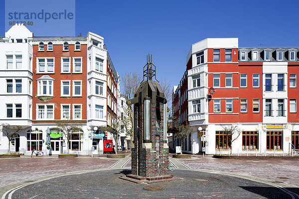 Wohn- und Geschäftshäuser am Börsenplatz mit Tidebrunnen  Wilhelmshaven  Niedersachsen  Deutschland  Europa