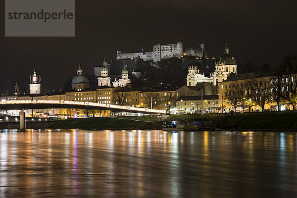 Stadtansicht  Ausblick über die Salzach  mit Festung Hohensalzburg und Dom  Nachtaufnahme  Salzburg  Österreich  Europa