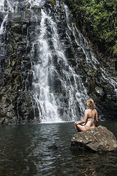 Frau vor dem Kepirohi Wasserfall  Pohnpei  Mikronesien  Ozeanien