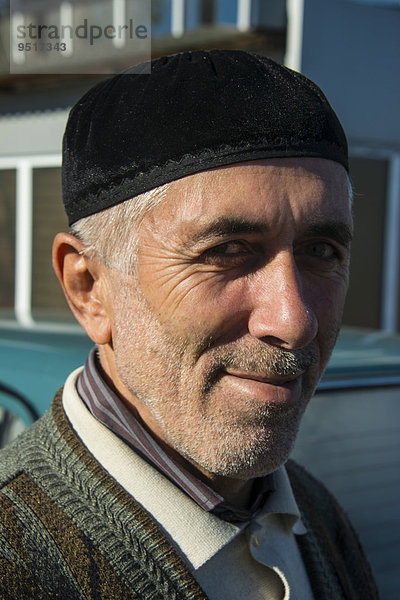 Portrait  freundlich tschetschenischer Mann  Tschetschenien  Kaukasus  Russland  Europa