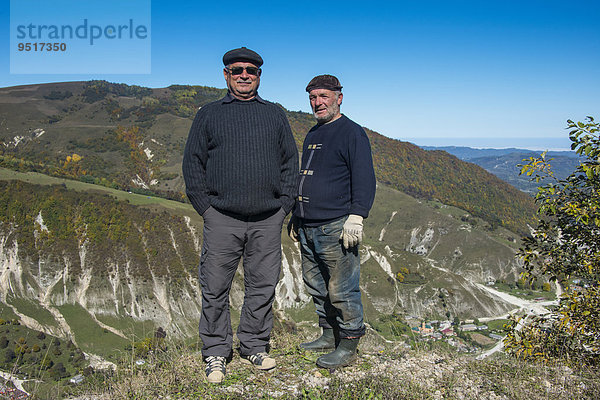 Alter tschetschenischen Männer auf einem Aussichtspunkt in den tschetschenischen Bergen  Tschetschenien  Kaukasus  Russland  Europa