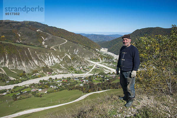 Alter tschetschenischer Mann auf einem Aussichtspunkt in den tschetschenischen Bergen  Tschetschenien  Kaukasus  Russland  Europa