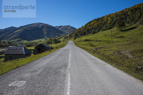 Road in den tschetschenischen Bergen  Tschetschenien  Kaukasus  Russland  Europa