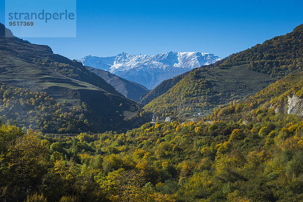 Die kaukasischen Berge im Herbst  Tschetschenien  Kaukasus  Russland  Europa