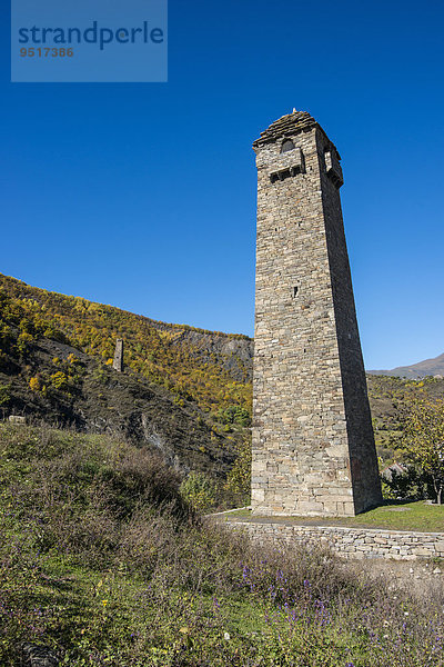 Tschetschenischer Wachturm in den tschetschenischen Bergen bei Itum Kale  Tschetschenien  Kaukasus  Russland  Europa