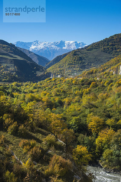 Die kaukasischen Berge im Herbst  Tschetschenien  Kaukasus  Russland  Europa