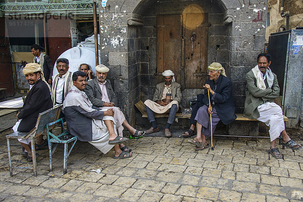 'Männer sitzen vor einem Haus in der Altstadt  Sana'a  Jemen  Asien'