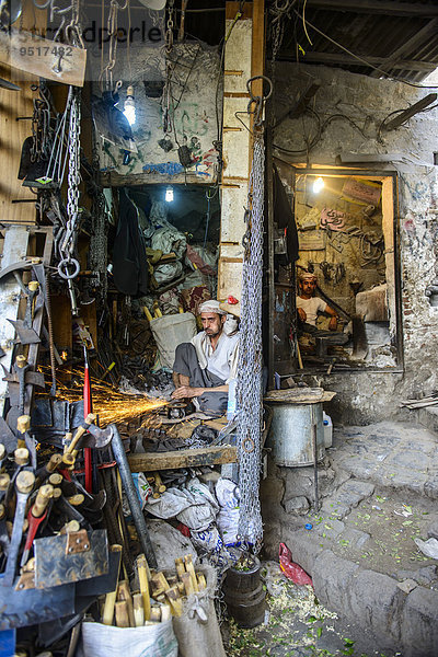 'Kleine Arbeitsplätze für Schmiede in der Altstadt von Sana'a  UNESCO Weltkulturerbe  Sana'a  Jemen  Asien'