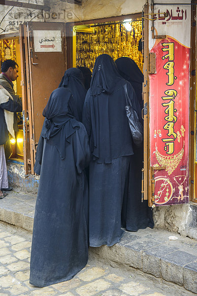 Frauen beim Shopping auf dem Goldmarkt  Sana'a  Jemen  Asien