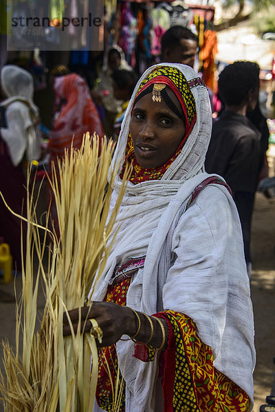 Frau beim Einkaufen auf dem bunten Montagsmarkt von Keren  Eritrea  Afrika