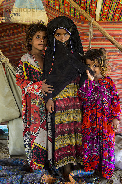 Rashaida-Kinder in ihrem Zelt bei Massaua  Eritrea  Afrika