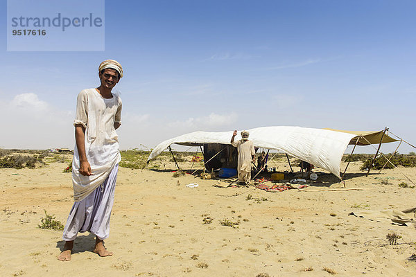 Rashaida-Mann vor seinem Zelt in der Wüste bei Massaua  Eritrea  Afrika