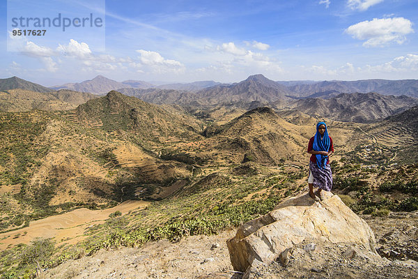 Einheimische Frau vor Berglandschaft  Region Semienawi Kayih Bahri  Eritrea  Afrika