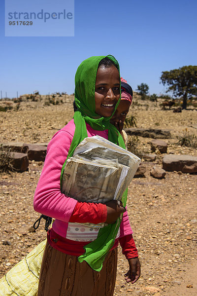 Bunt gekleidete Schulmädchen  Qohaito  Eritrea  Afrika