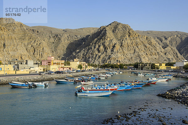 Fischerboote im Hafen  Khasab  Musandam  Oman  Asien