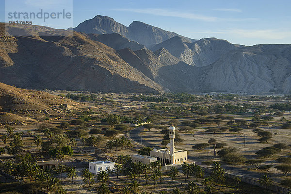 Ausblick auf die Stadt mit einer Moschee vorne  Bukha  Musandam  Oman  Asien