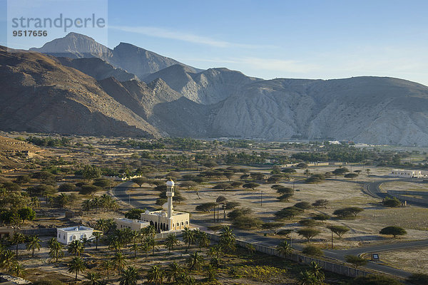 Ausblick auf die Stadt mit einer Moschee vorne  Bukha  Musandam  Oman  Asien