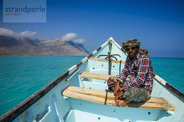 Mann aus Sokotra sitzt in einem Fischerboot  Qalansia  Insel Sokotra  Jemen  Asien