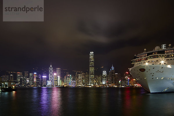 Hafen mit Kreuzfahrtschiff mit Skyline bei Nacht  Hongkong  China  Asien